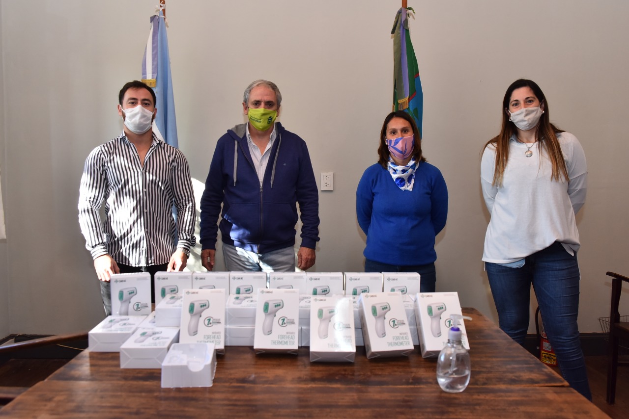 GASTÓN ENTREGÓ 30 TERMÓMETROS AL CONSEJO ESCOLAR