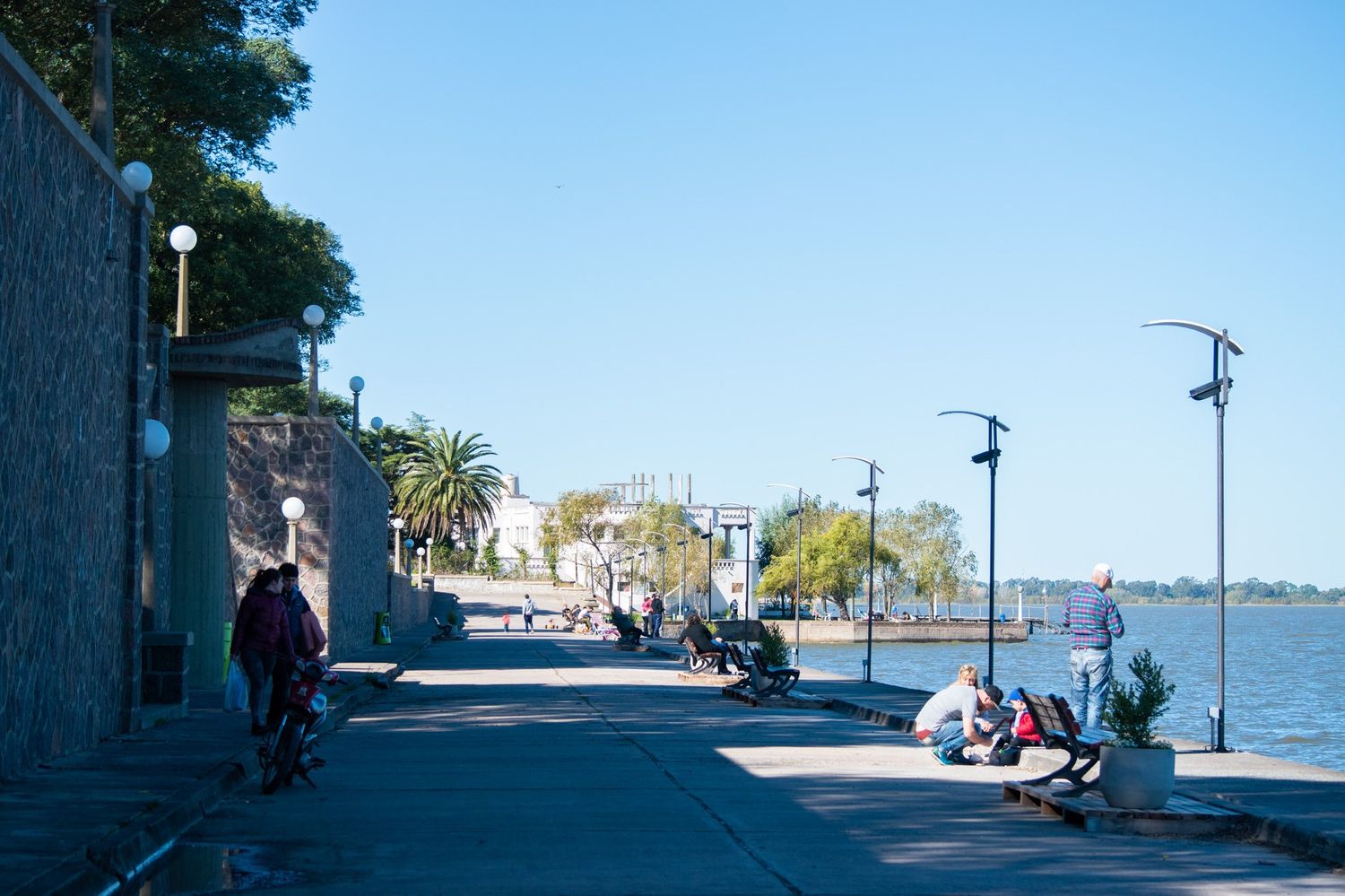 Paseo por la costanera de Chascomús. Desde el edificio del turista hacia la bajadita