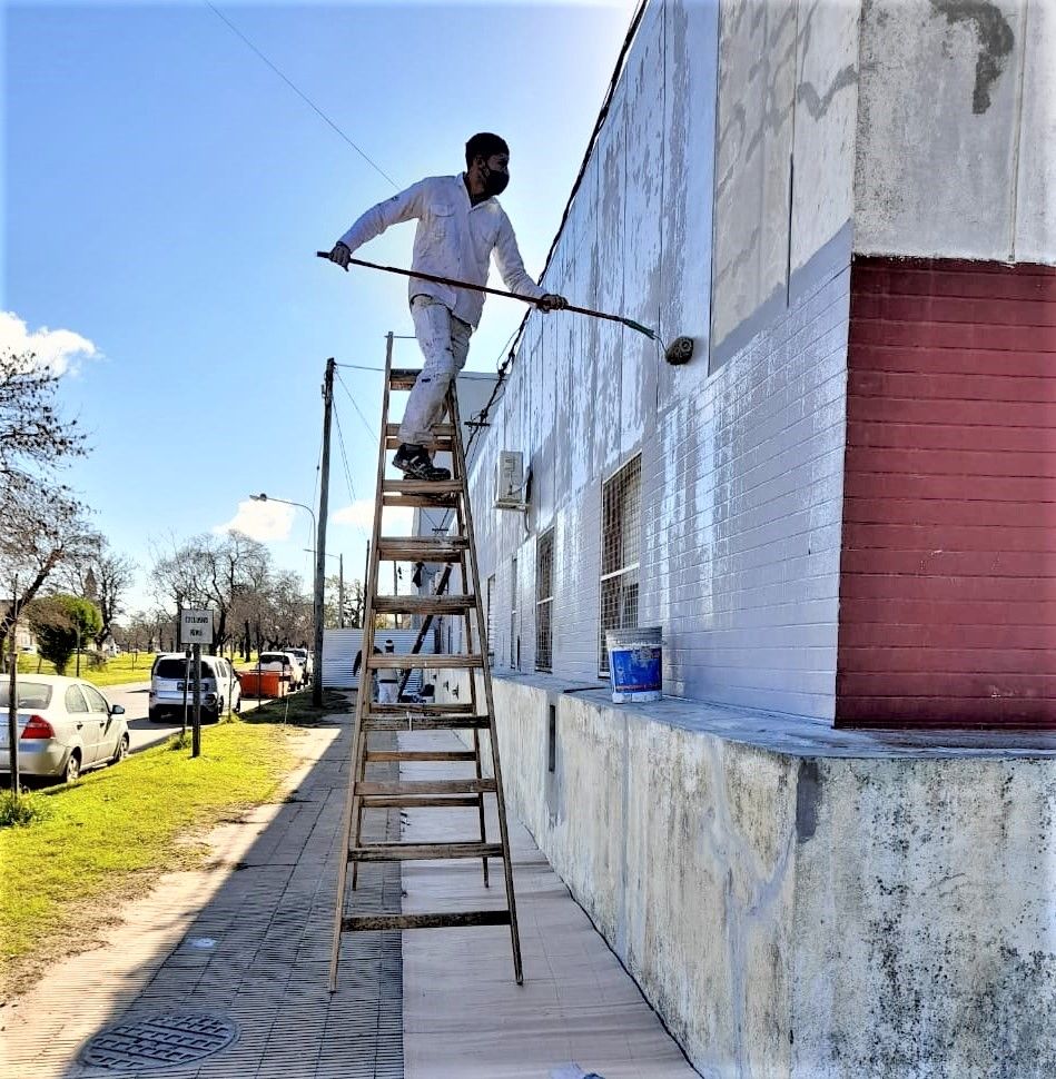 Avanzan las labores de pintura en el exterior del Hospital Municipal de Chascomús