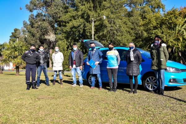 Pruebas y prácticas de manejo para motociclistas locales con presencia de la Agencia Nacional de Seguridad Vial