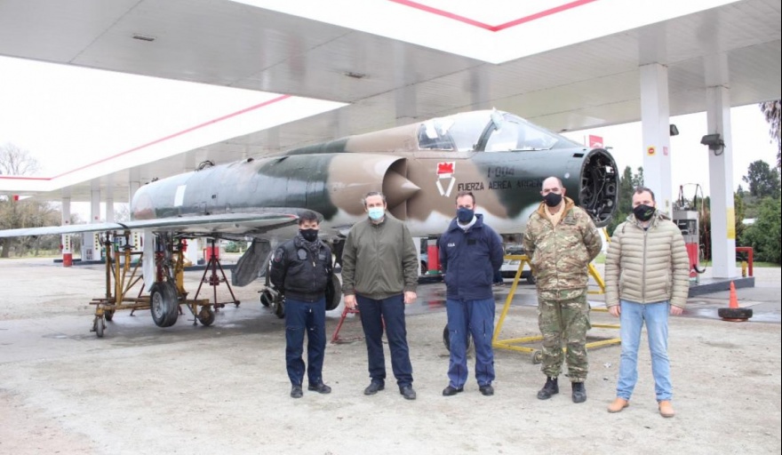 Dolores prepara homenaje a un héroe de Malvinas con una réplica del avión que pilotaba en la guerra