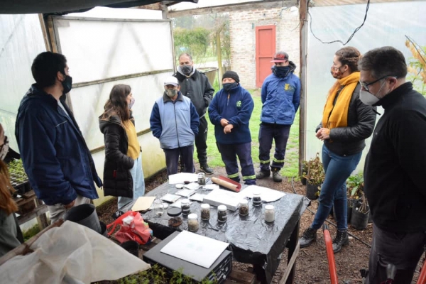 Integrantes de la Dirección de Ambiente y del Vivero Municipal recibieron asesoramiento sobre plantas nativas bonaerenses