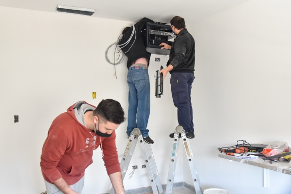 Instalación y conexión de cableado en la sala de internación pediátrica del Hospital Municipal