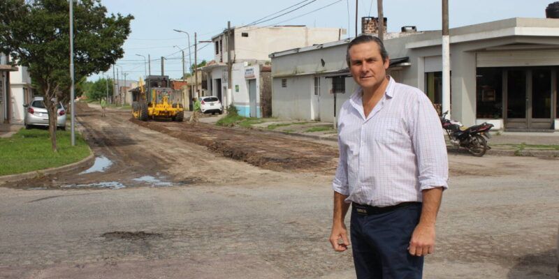 Comenzaron a pavimentarse otras 14 cuadras en Dolores