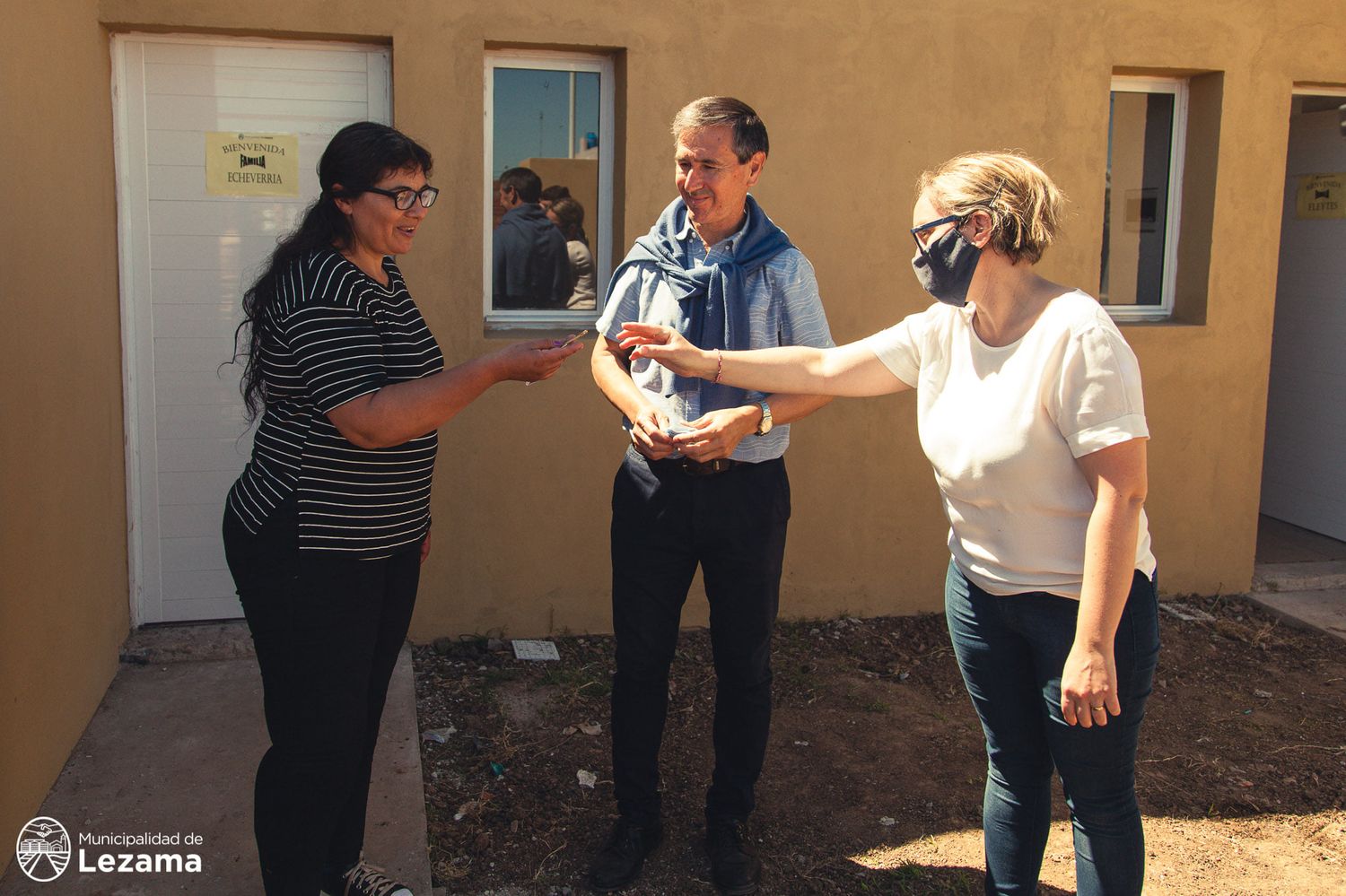 Dos familias de Lezama recibieron su casa a estrenar en el barrio 26 viviendas de Techo Digno