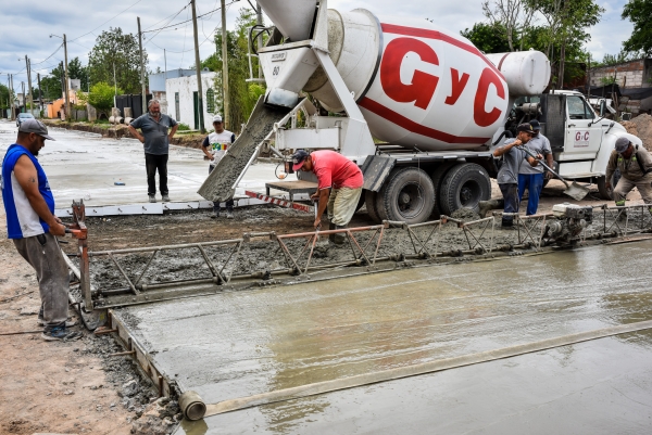 Continúa avanzando la pavimentación de la calle Colombia