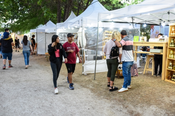 En la feria navideña se ofrece una gran variedad de productos locales