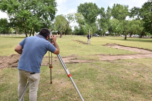 Construyen una cancha de beach vóley en la pista de salud con sistema de iluminación led