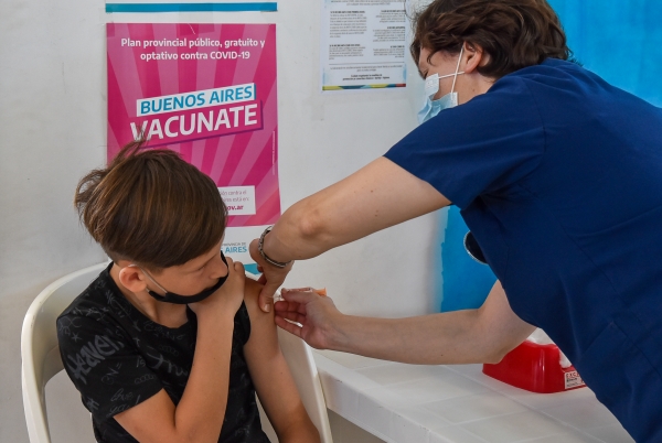 Adolescentes de 12 a 17 años comenzarán a recibir dosis de refuerzo contra el Covid-19