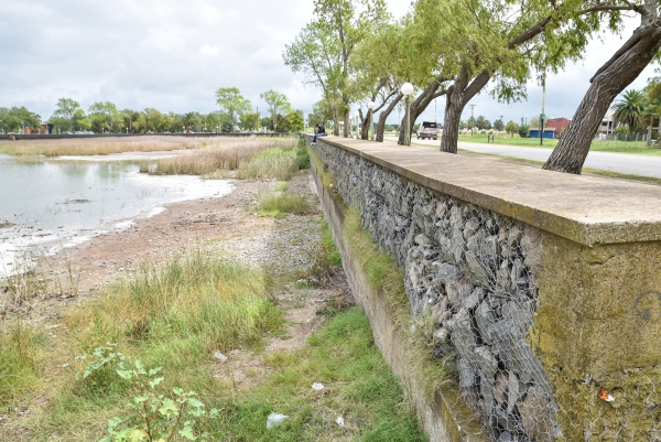 Realizan mantenimiento y reparación de murallas frente al Parque La Esperanza