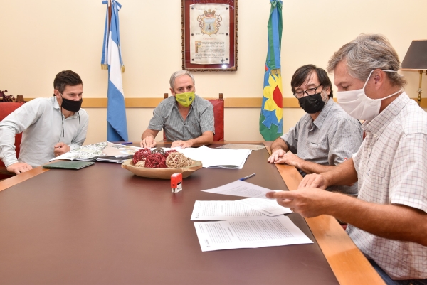 Gastón firmó el contrato para la realización de los proyectos ejecutivos que permitirán arreglar las murallas