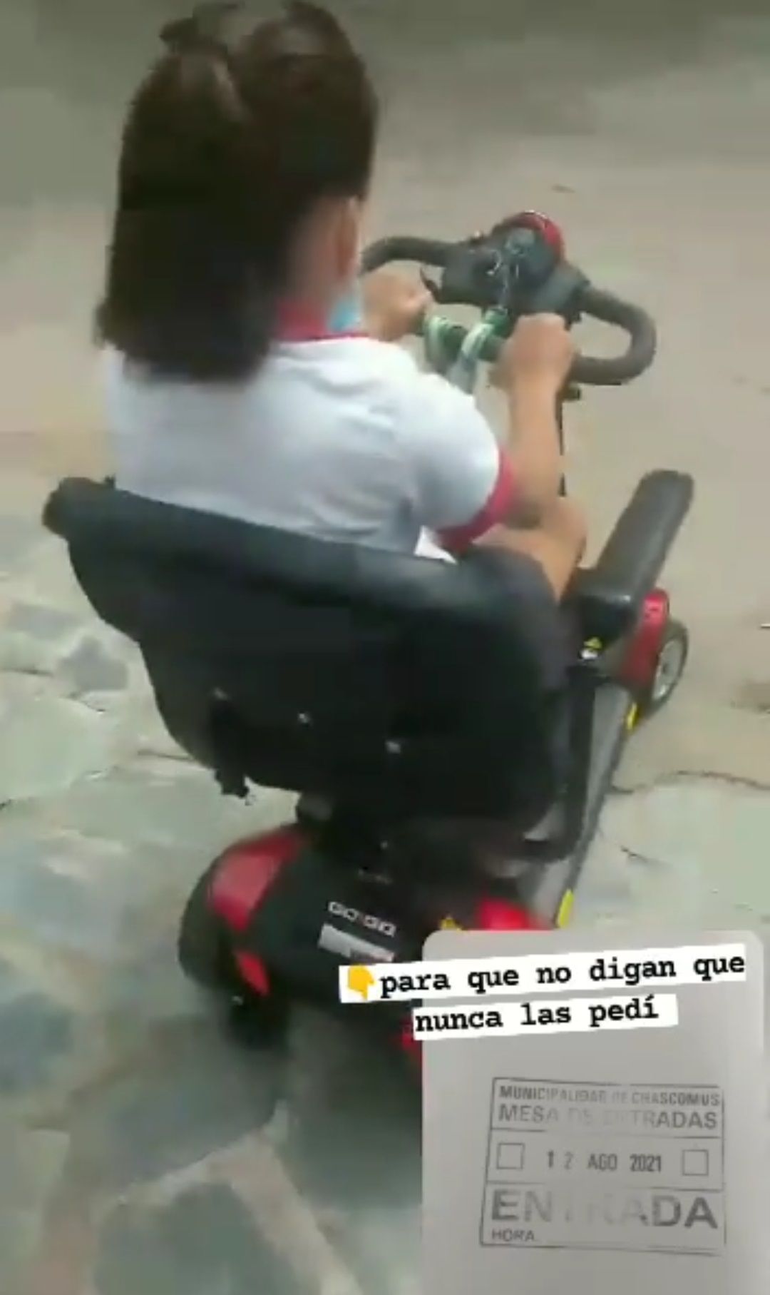 Falta de rampas en Chascomús: Una estudiante debe bajar por entrada de garaje para llegar hasta su escuela