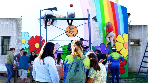 Más de 30 jóvenes participaron en la pintada de un mural en la plaza San Antonio del barrio El Porteño