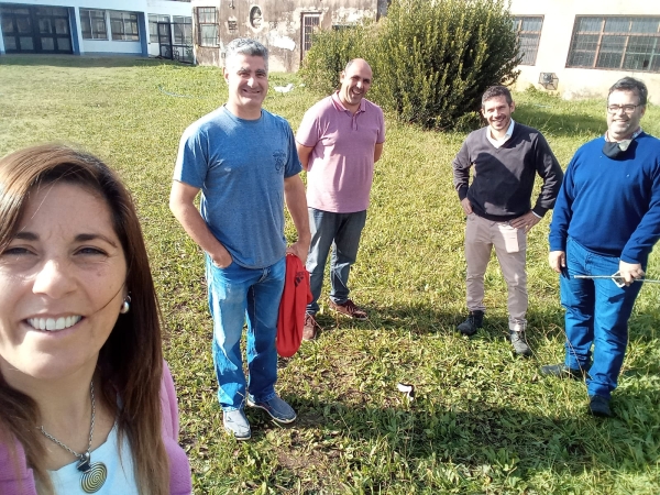 CONSEJO ESCOLAR Y MUNICIPALIDAD: Avanzan en la nivelación del terreno de la Escuela Técnica para el área de Educación Física