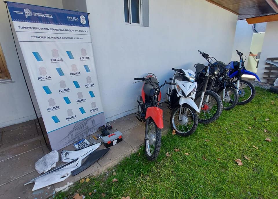 Escapaban hacía nuestra ciudad: tras persecución por autovía 2, la policía de Lezama recuperó 5 motos; una de ellas era de Chascomús