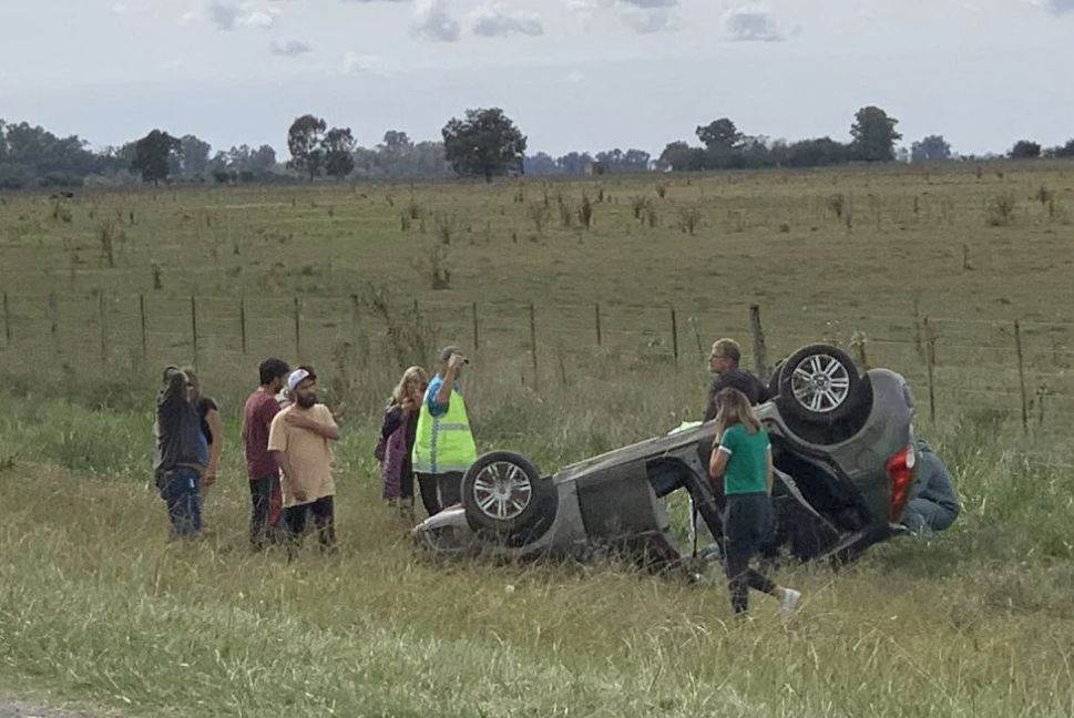 SIN HERIDOS: En el partido de Chascomús un vehículo volcó en un control de Ruta 2, km 102