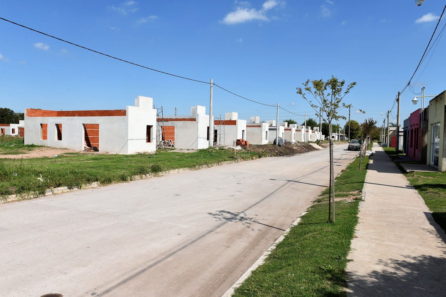 El Ministro López recorrió obras en la escuela secundaria 1 y viviendas del barrio Eva Perón de Castelli