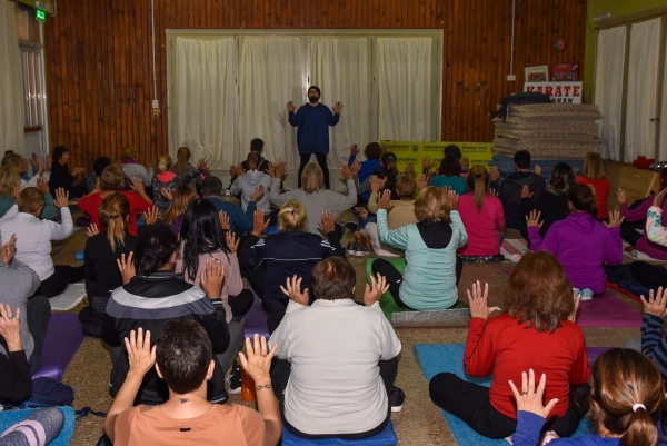 Alto nivel de concurrencia a clases de yoga gratuitas en Unión Deportiva