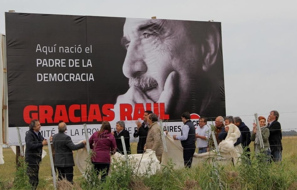 Diputados emplazarán carteles en homenaje a Raúl Alfonsín sobre la Ruta 2 a la altura de Chascomús