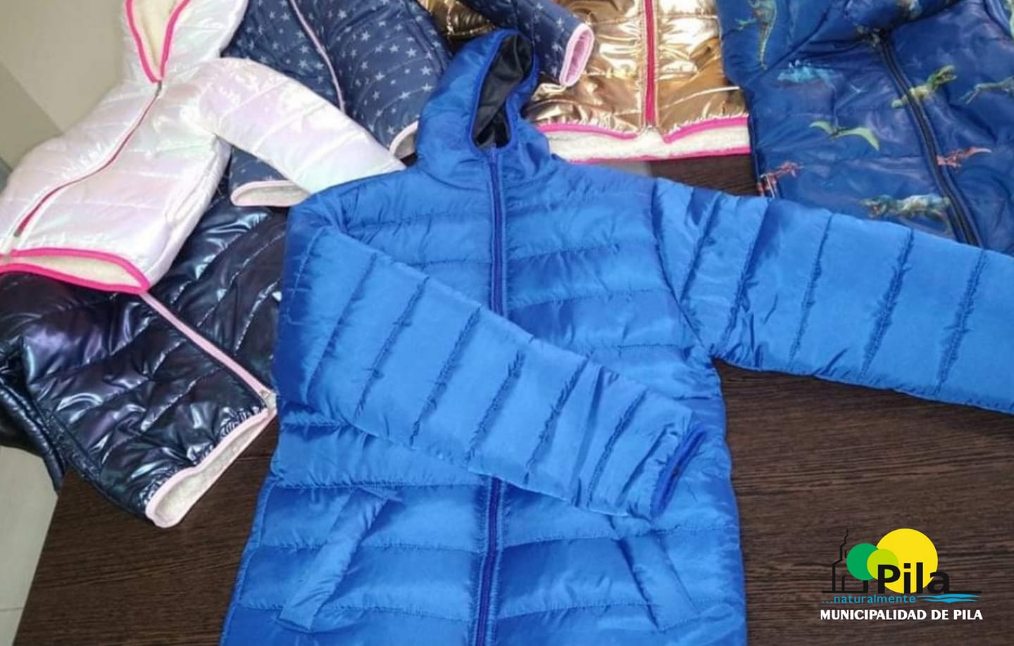 Mi abrigo en Pila: alumnos del plan fines y primaria adultos recibirán la campera