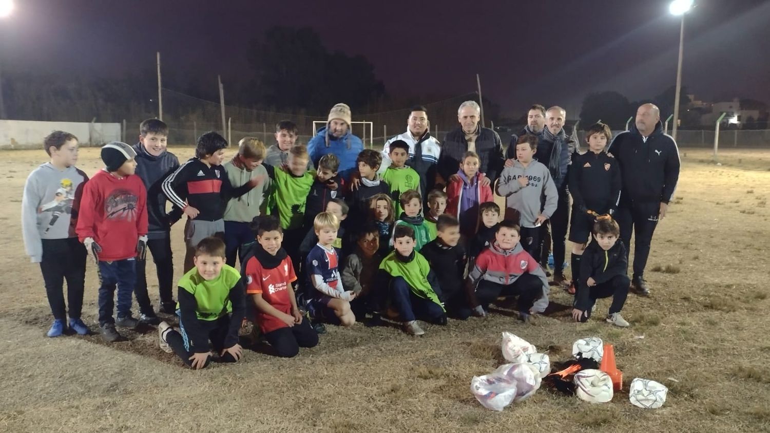 La comuna entregó pelotas y elementos de trabajo a la escuela de fútbol de Los Picapiedras