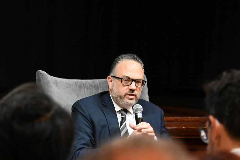 Con duras críticas a Cristina, Kulfas presentó su renuncia y se despidió del Presidente