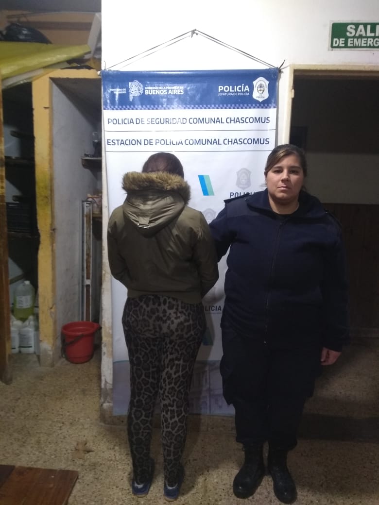 Por desobediencia aprehendieron a una femenina que hostigaba a una familia