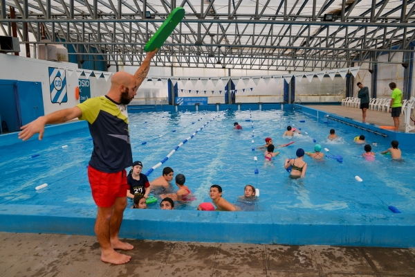 60 niños y niñas iniciaron las actividades en la escuela municipal de natación