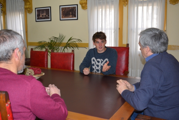 Franz Menzel fue recibido por el intendente antes de partir hacia el mundial de la clase 29er. en Barcelona