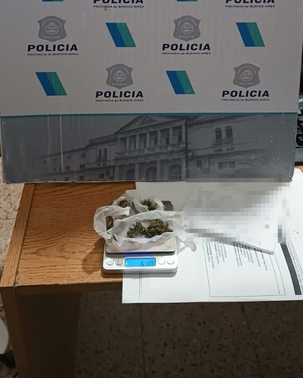 En control de elementos ingresados a detenidos, se dio con envoltorios de nylon con marihuana en una caja de puré de tomate
