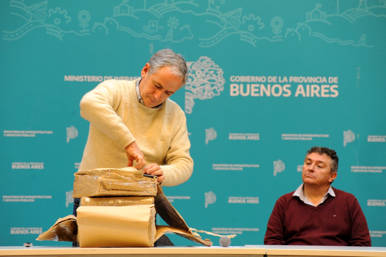 Gastón participó en la apertura de sobres para la construcción de una nueva planta depuradora