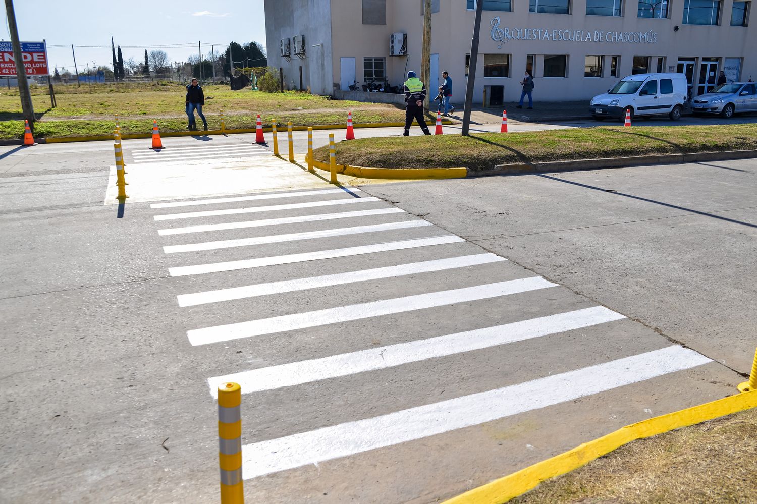 Frente a la orquesta escuela: demarcación y varillado de paso peatonal en Fernando De Arenaza