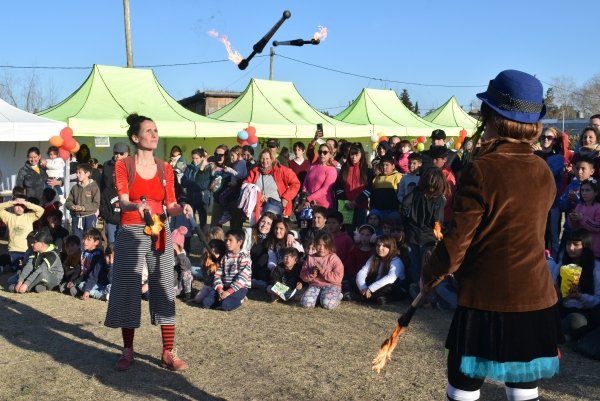 Chicos y chicas del barrio San Cayetano disfrutaron de una tarde de juegos y diversión