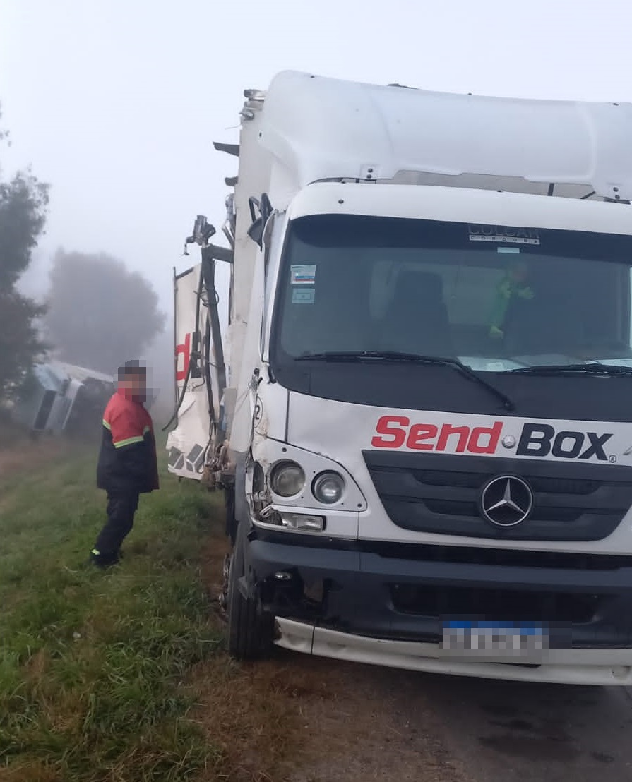 Un camión rozó con otro vehículo de carga que volcó en el km 121 de la autovía 2