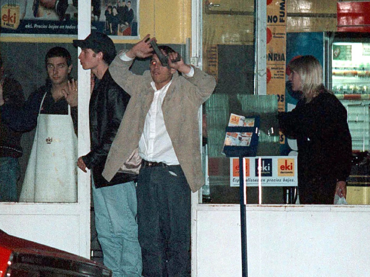 Rehenes, mucho alcohol y una puñalada que terminó con una vida marcada por el delito