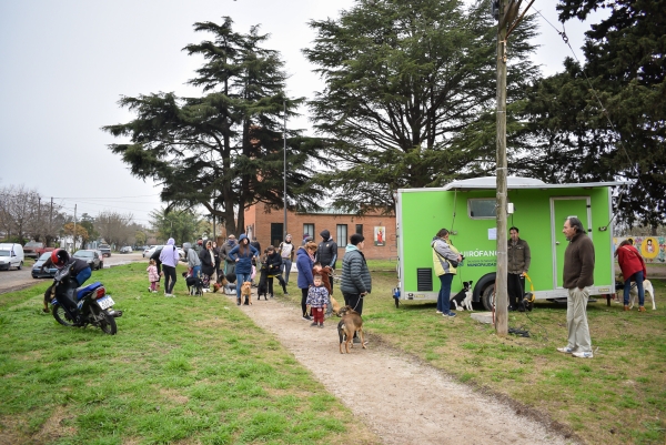 Quirófano Móvil se instalará en plaza La Barraca: bromatología brindó atención clínica en el barrio La Noria