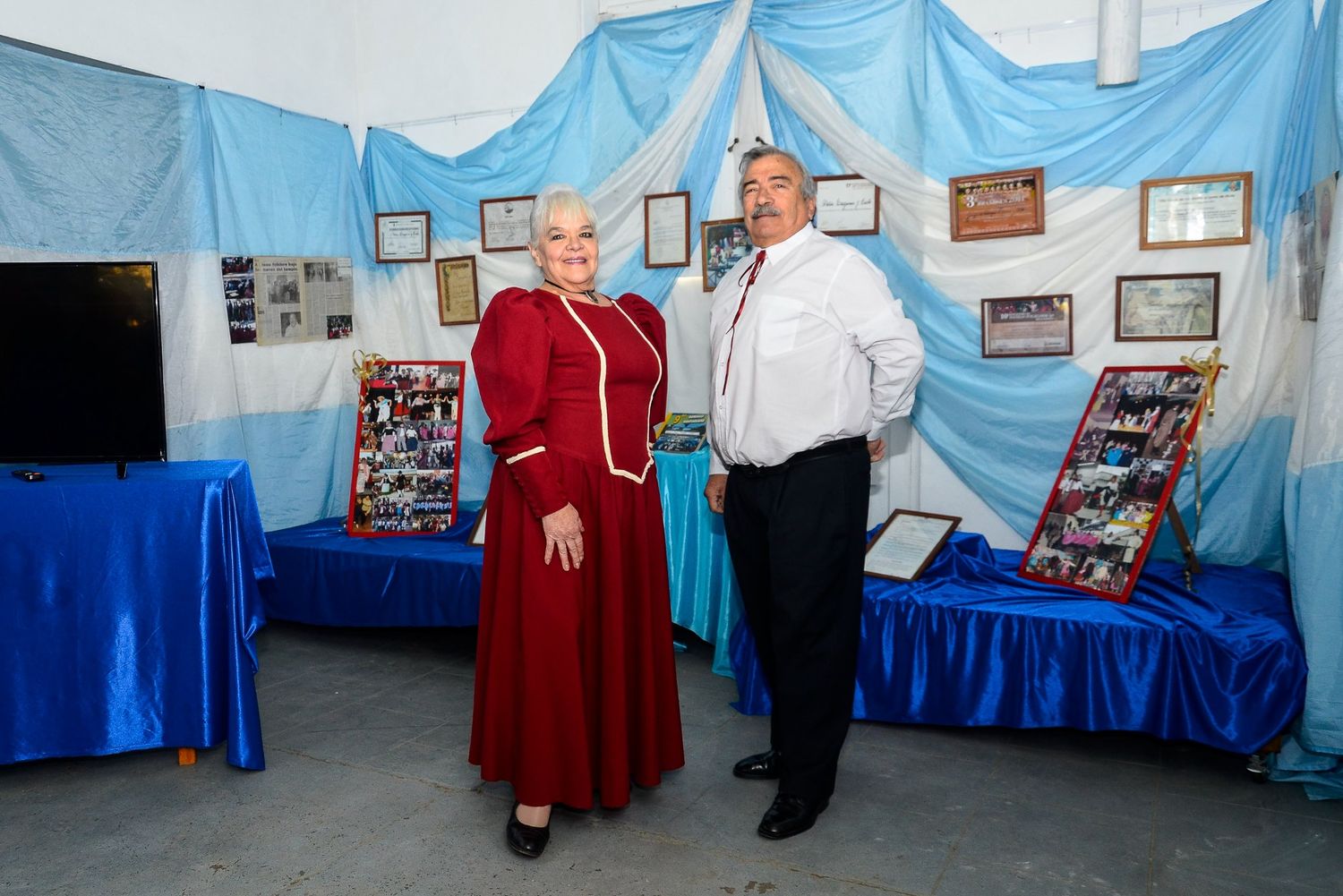 16 años enseñando danzas folclóricas: Inauguraron la muestra fotográfica de la “Peña Laguna y Cielo”