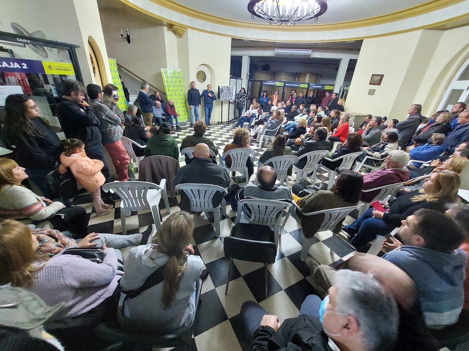 Gastón se reunió con vecinos del barrio Escribano y adelantó obras de desagües y cordón cuneta