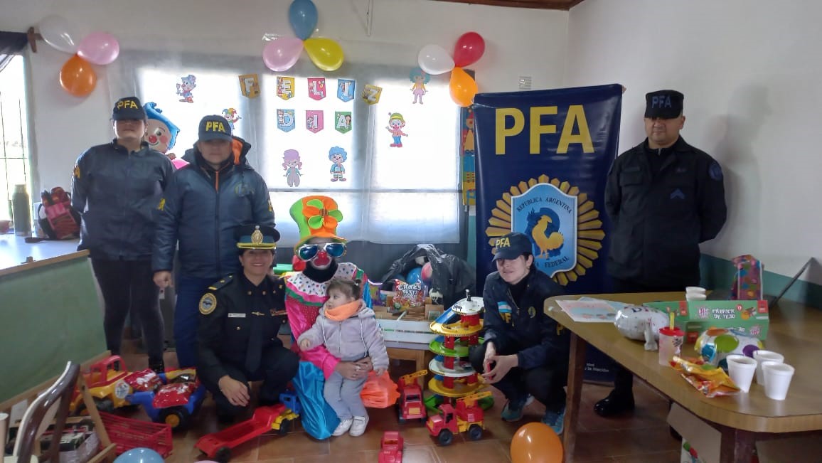 En el Paraje Adela: La Policía Federal celebró el “Día de las Infancias” junto a los chicos de la Escuela Nº7 “Esteban Echeverría”