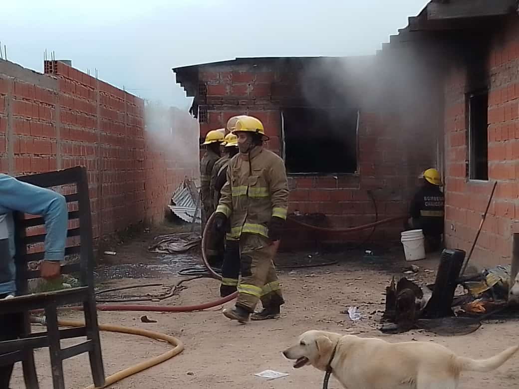 Pérdidas totales tras incendio en una vivienda del barrio San Cayetano