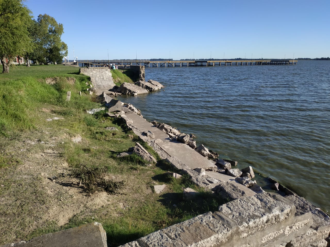 Tres empresas interesadas en la primera etapa de reparación de las murallas de la laguna de Chascomús