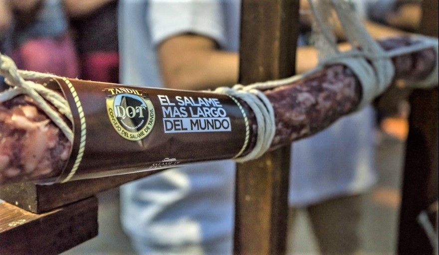 RECORD GUINNES: Tandil enfrentado a San Andrés de Giles en la lucha por el “salame más largo de Argentina”