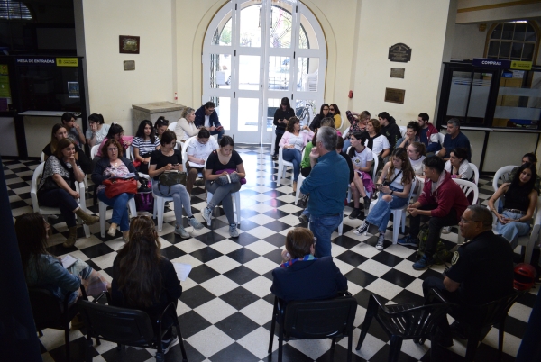 Encuentro entre jóvenes, padres, docentes y autoridades para coordinar las vueltas olímpicas de fin de curso
