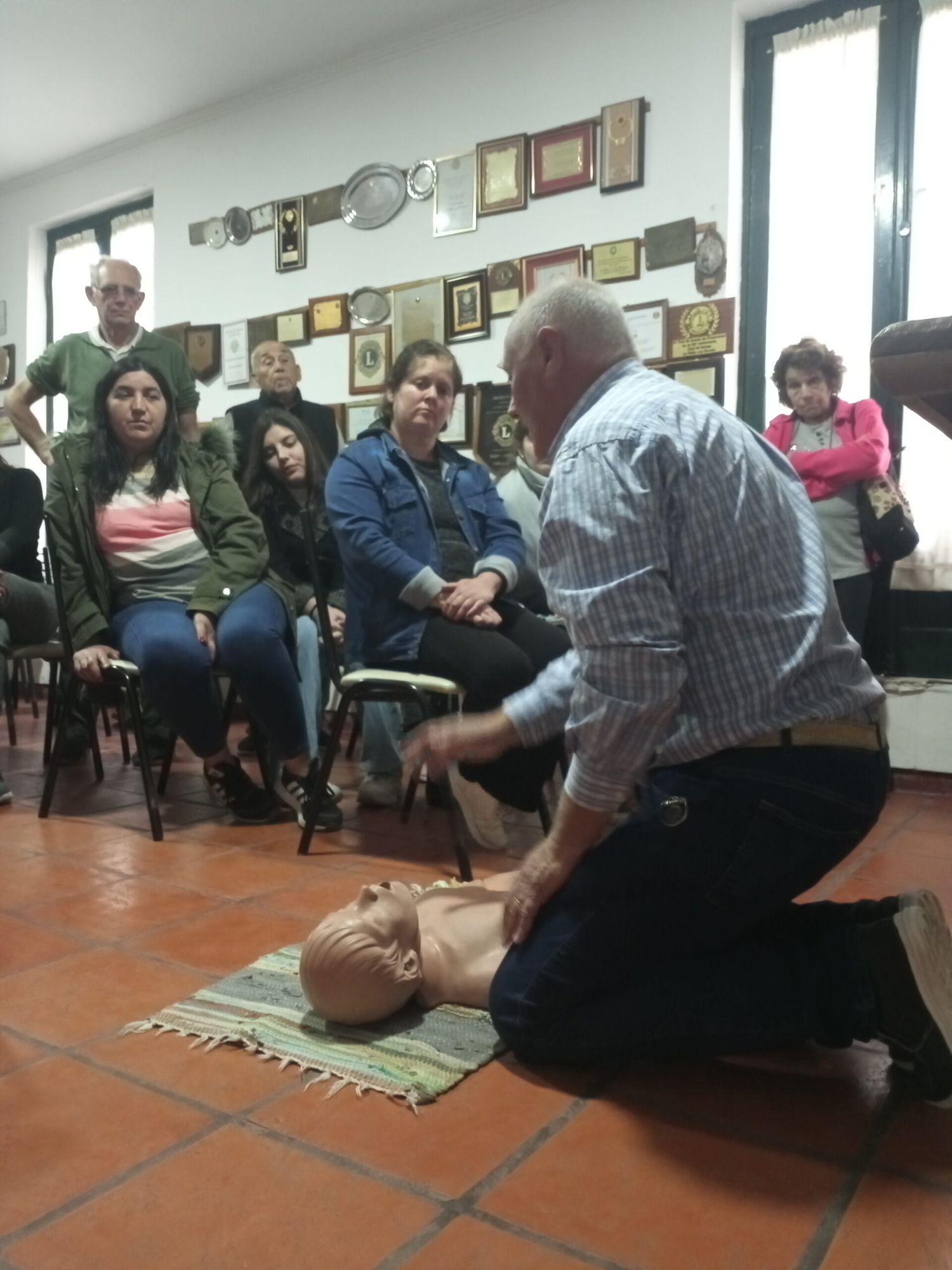 Se realizó un curso de RCP en la Sede del Club de Leones de Chascomús