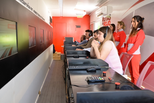“Rutas en Rojo”: más de 900 vecinos pasaron por los simuladores de conducción virtual del Grupo Sancor Seguros en Chascomús