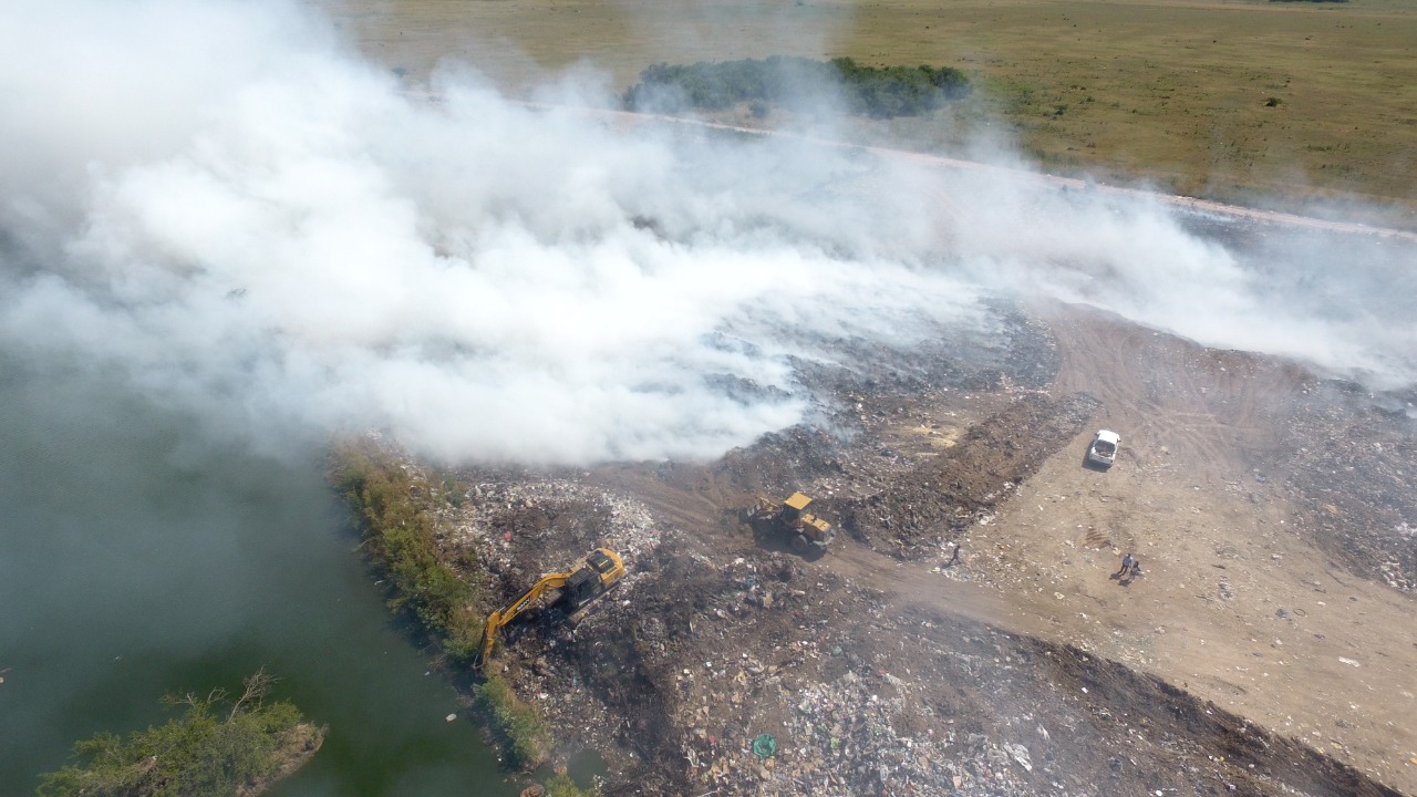 Continúan los trabajos para extinguir los focos de incendio en el basural municipal de Chascomús