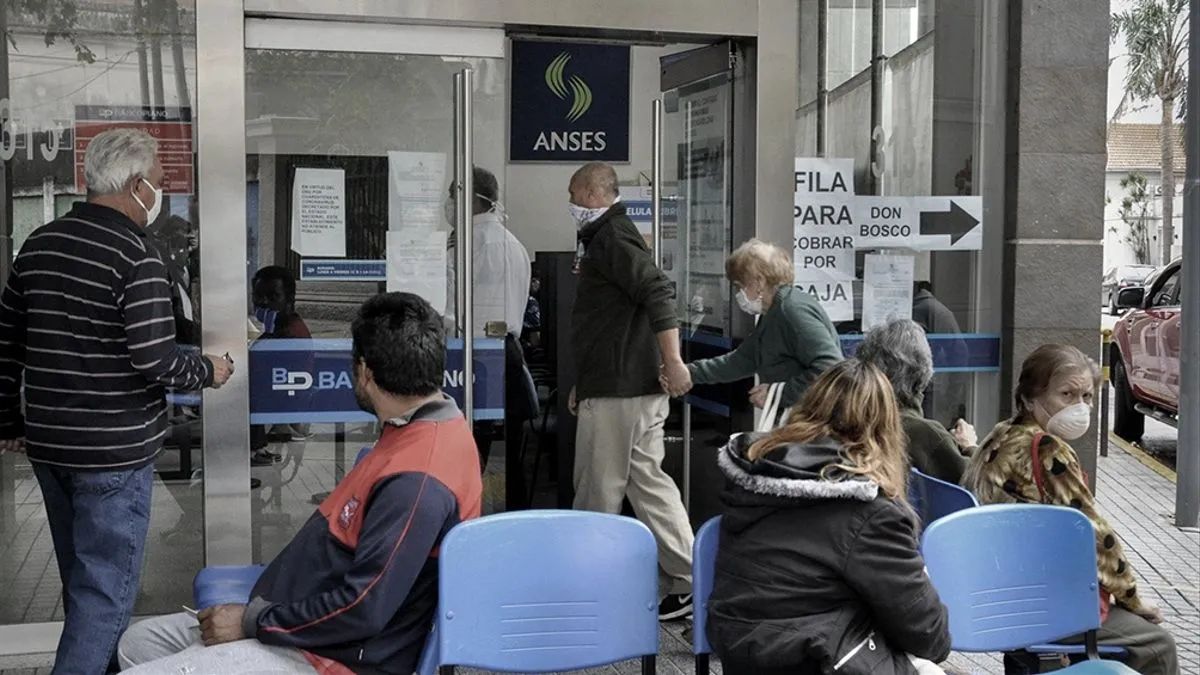 Jubilados y pensionados cobrarán un extra en diciembre, enero y febrero: ¿cuáles?