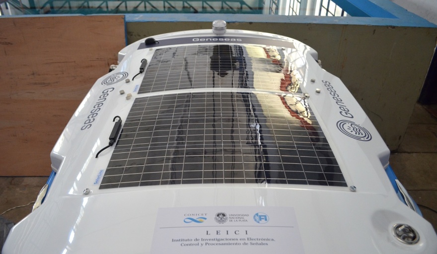 Ingenieros de la UNLP presentaron un robot flotante diseñado para limpiar ríos, puertos y lagunas