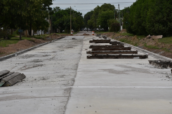 Realizan los tramos finales del hormigonado en el pavimento de calle Machado