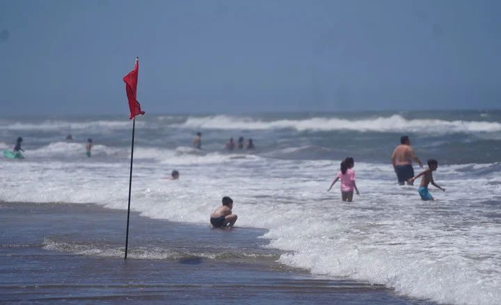 Pinamar: un turista está grave tras ser golpeado por una ola
